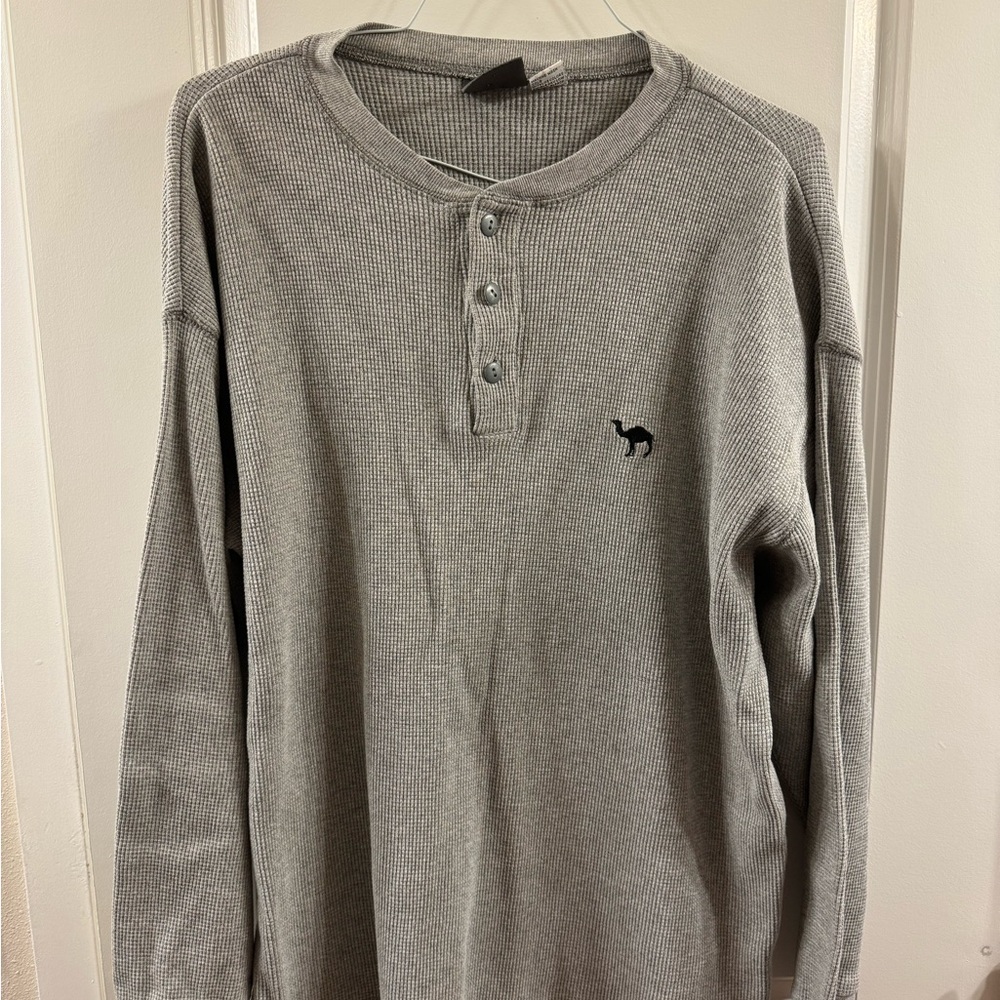 Vintage Men's Gray Henley Long-Sleeve Shirt with Camel Logo